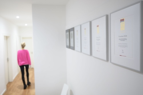 Praxisflur und Auszeichnungen an der Wand